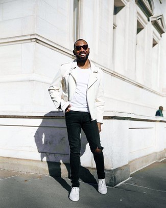 Wie weißes T-Shirt mit einem Rundhalsausschnitt mit schwarzer Jeans mit Destroyed-Effekten zu kombinieren – 206 Herren Outfits