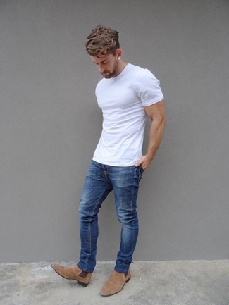 Wie weißes T-Shirt mit einem Rundhalsausschnitt mit blauer Jeans zu kombinieren – 1941+ Herren Outfits