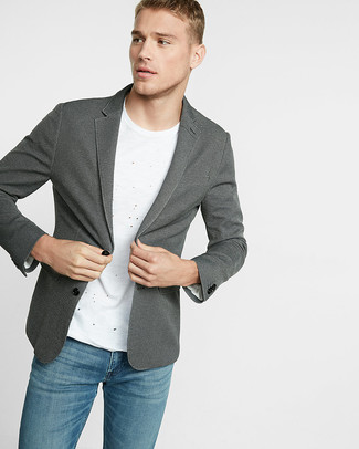 Wie weißes T-Shirt mit einem Rundhalsausschnitt mit blauer Jeans zu kombinieren – 1941+ Herren Outfits
