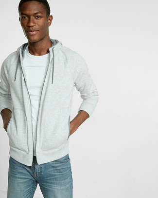 Wie weißes T-Shirt mit einem Rundhalsausschnitt mit blauer Jeans zu kombinieren – 1941+ Herren Outfits