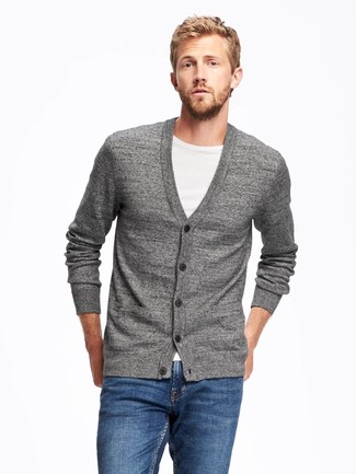 Wie weißes T-Shirt mit einem Rundhalsausschnitt mit blauer Jeans zu kombinieren – 1941+ Herren Outfits