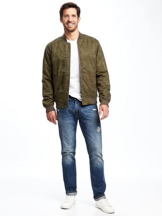 30 Jährige: Wie weißes T-Shirt mit einem Rundhalsausschnitt mit blauer Jeans zu kombinieren – 1188+ Herren Outfits