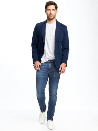 Wie weißes T-Shirt mit einem Rundhalsausschnitt mit blauer Jeans zu kombinieren – 1941+ Herren Outfits