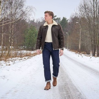 Wie weißes T-Shirt mit einem Rundhalsausschnitt mit dunkelbrauner Lammfelljacke zu kombinieren – 36 Herren Outfits