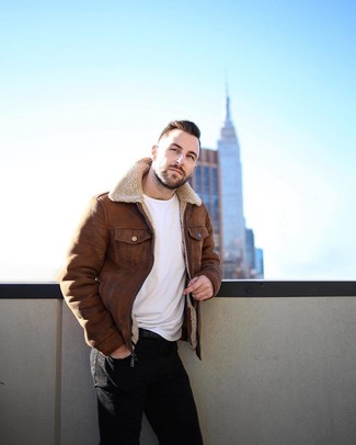 Wie weißes T-Shirt mit einem Rundhalsausschnitt mit dunkelbrauner Lammfelljacke zu kombinieren – 36 Herren Outfits