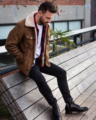 Wie weißes T-Shirt mit einem Rundhalsausschnitt mit dunkelbrauner Lammfelljacke zu kombinieren – 36 Herren Outfits