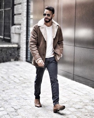 Wie weißes T-Shirt mit einem Rundhalsausschnitt mit dunkelbrauner Lammfelljacke zu kombinieren – 36 Herren Outfits