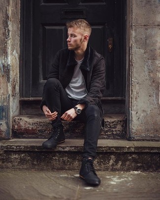 Wie weißes T-Shirt mit einem Rundhalsausschnitt mit dunkelbrauner Lammfelljacke zu kombinieren – 36 Herren Outfits