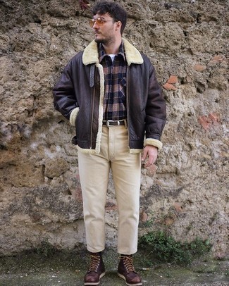 Wie weißes T-Shirt mit einem Rundhalsausschnitt mit dunkelbrauner Lammfelljacke zu kombinieren – 36 Herren Outfits