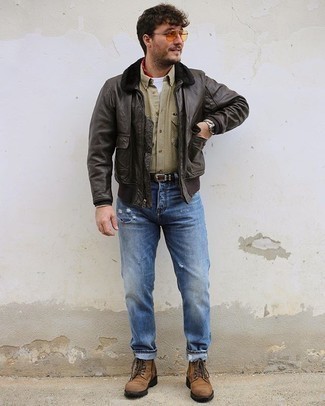 Wie weißes T-Shirt mit einem Rundhalsausschnitt mit dunkelbrauner Lammfelljacke zu kombinieren – 36 Herren Outfits