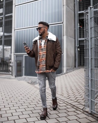 Wie weißes T-Shirt mit einem Rundhalsausschnitt mit dunkelbrauner Lammfelljacke zu kombinieren – 36 Herren Outfits