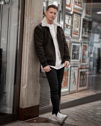 Wie weißes T-Shirt mit einem Rundhalsausschnitt mit dunkelbrauner Lammfelljacke zu kombinieren – 36 Herren Outfits