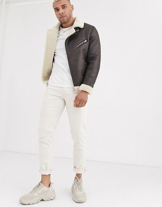Wie weißes T-Shirt mit einem Rundhalsausschnitt mit dunkelbrauner Lammfelljacke zu kombinieren – 36 Herren Outfits