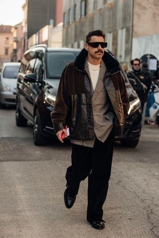 Wie weißes T-Shirt mit einem Rundhalsausschnitt mit dunkelbrauner Lammfelljacke zu kombinieren – 36 Herren Outfits
