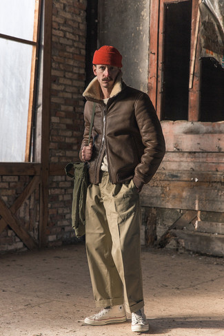 Wie weißes T-Shirt mit einem Rundhalsausschnitt mit dunkelbrauner Lammfelljacke zu kombinieren – 36 Herren Outfits