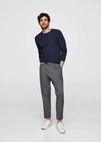 Wie weißes T-Shirt mit einem Rundhalsausschnitt mit dunkelblauen Pullovers mit einem Rundhalsausschnitt zu kombinieren – 79 Herren Outfits