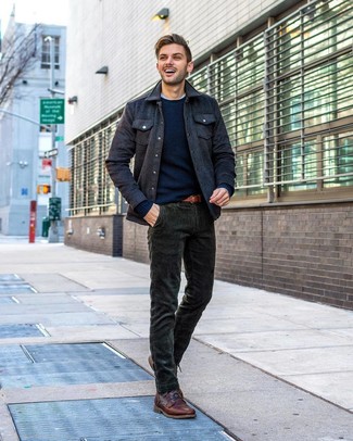 Wie weißes T-Shirt mit einem Rundhalsausschnitt mit dunkelblauen Pullovers mit einem Rundhalsausschnitt zu kombinieren – 79 Herren Outfits