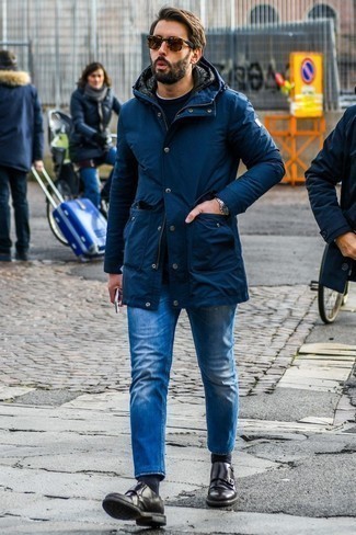 Wie weißes T-Shirt mit einem Rundhalsausschnitt mit dunkelblauen Pullovers mit einem Rundhalsausschnitt zu kombinieren – 79 Herren Outfits