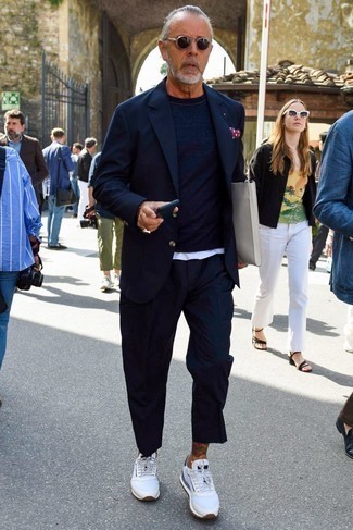 Wie weißes T-Shirt mit einem Rundhalsausschnitt mit dunkelblauen Pullovers mit einem Rundhalsausschnitt zu kombinieren – 79 Herren Outfits