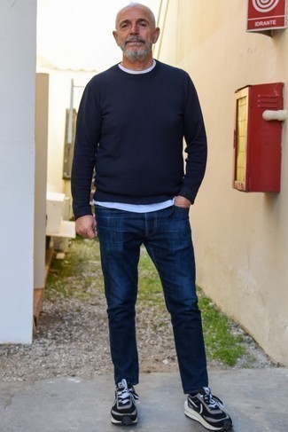 Wie weißes T-Shirt mit einem Rundhalsausschnitt mit dunkelblauen Pullovers mit einem Rundhalsausschnitt zu kombinieren – 79 Herren Outfits