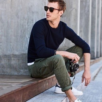 Wie weißes T-Shirt mit einem Rundhalsausschnitt mit dunkelblauen Pullovers mit einem Rundhalsausschnitt zu kombinieren – 79 Herren Outfits