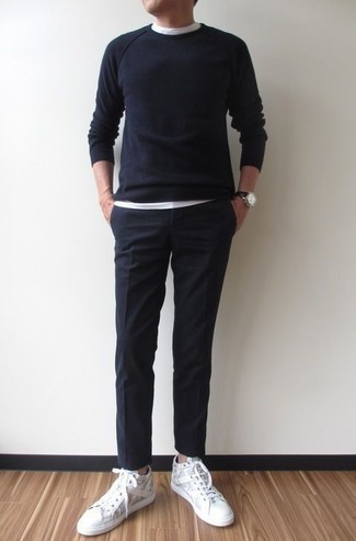 Wie weißes T-Shirt mit einem Rundhalsausschnitt mit dunkelblauen Pullovers mit einem Rundhalsausschnitt zu kombinieren – 79 Herren Outfits