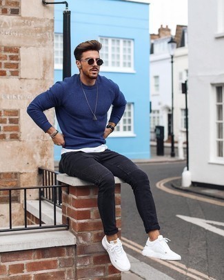 Wie weißes T-Shirt mit einem Rundhalsausschnitt mit dunkelblauen Pullovers mit einem Rundhalsausschnitt zu kombinieren – 79 Herren Outfits