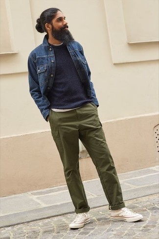 Wie weißes T-Shirt mit einem Rundhalsausschnitt mit dunkelblauen Pullovers mit einem Rundhalsausschnitt zu kombinieren – 79 Herren Outfits