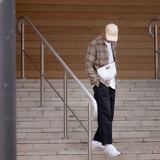 Wie weißes T-Shirt mit einem Rundhalsausschnitt mit weißer Sportschuhe zu kombinieren – 548+ Herren Outfits