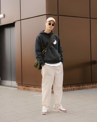 Wie weißes T-Shirt mit einem Rundhalsausschnitt mit weißer Sportschuhe zu kombinieren – 135 Casual Frühling Herren Outfits