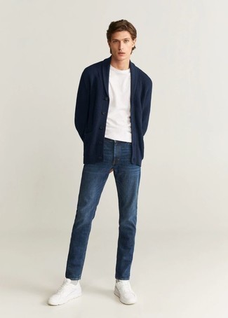 Wie weißes T-Shirt mit einem Rundhalsausschnitt mit weißer Sportschuhe zu kombinieren – 135 Casual Frühling Herren Outfits