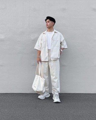Teenager: Wie weißes T-Shirt mit einem Rundhalsausschnitt mit weißer Sportschuhe zu kombinieren – 25 Herren Outfits