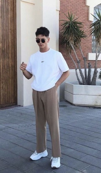 Wie weißes T-Shirt mit einem Rundhalsausschnitt mit weißer Sportschuhe zu kombinieren – 110 Herren Outfits heiß Wetter