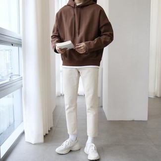 20 Jährige: Wie weißes T-Shirt mit einem Rundhalsausschnitt mit weißer Sportschuhe zu kombinieren – 27 Lässige Frühling Herren Outfits