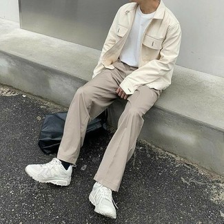 Wie weißes T-Shirt mit einem Rundhalsausschnitt mit weißer Sportschuhe zu kombinieren – 135 Casual Frühling Herren Outfits