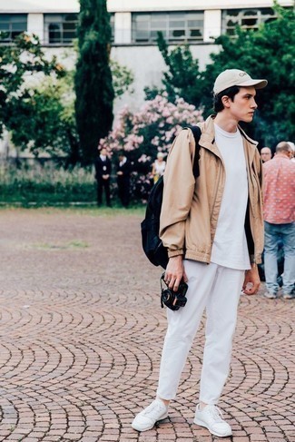 Teenager: Wie weißes T-Shirt mit einem Rundhalsausschnitt mit weißer Sportschuhe zu kombinieren – 25 Herren Outfits