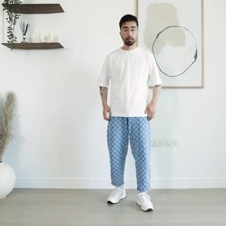 30 Jährige: Wie weißes T-Shirt mit einem Rundhalsausschnitt mit weißer Sportschuhe zu kombinieren – 47 Lässige Sommer Herren Outfits