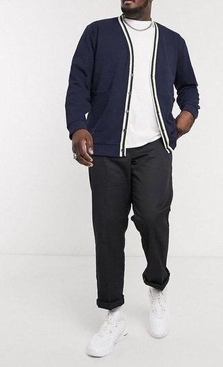 30 Jährige: Wie weißes T-Shirt mit einem Rundhalsausschnitt mit weißer Sportschuhe zu kombinieren – 59 Casual Frühling Herren Outfits
