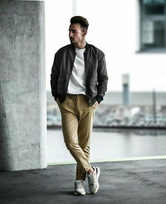 Wie weißes T-Shirt mit einem Rundhalsausschnitt mit weißer Sportschuhe zu kombinieren – 135 Casual Frühling Herren Outfits