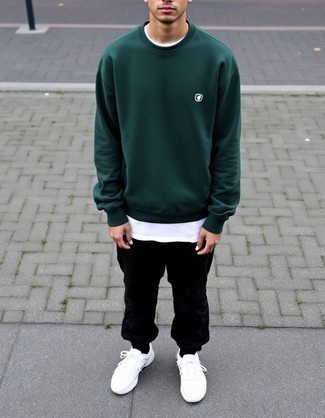 20 Jährige: Wie weißes T-Shirt mit einem Rundhalsausschnitt mit weißer Sportschuhe zu kombinieren – 27 Lässige Frühling Herren Outfits