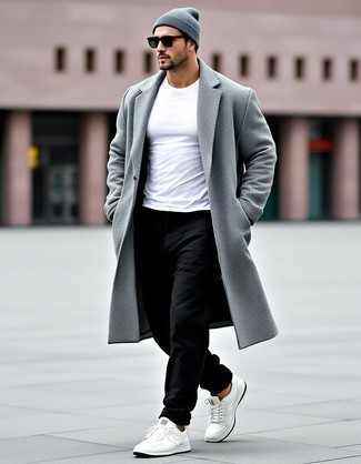Wie weißes T-Shirt mit einem Rundhalsausschnitt mit weißer Sportschuhe zu kombinieren – 135 Casual Frühling Herren Outfits