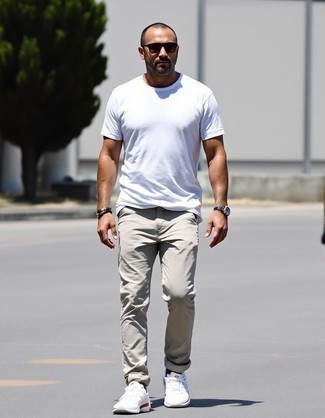 40 Jährige: Wie weißes T-Shirt mit einem Rundhalsausschnitt mit weißer Sportschuhe zu kombinieren – 5 Casual Herren Outfits heiß Wetter