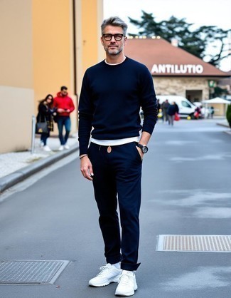 40 Jährige: Wie weißes T-Shirt mit einem Rundhalsausschnitt mit weißer Sportschuhe zu kombinieren – 9 Casual Frühling Herren Outfits