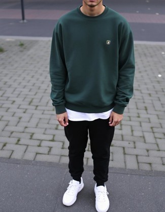 20 Jährige: Wie weißes T-Shirt mit einem Rundhalsausschnitt mit weißer Sportschuhe zu kombinieren – 27 Lässige Frühling Herren Outfits