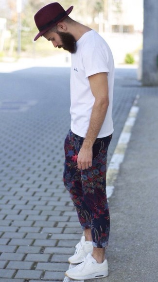 Wie weißes T-Shirt mit einem Rundhalsausschnitt mit weißer Sportschuhe zu kombinieren – 110 Herren Outfits heiß Wetter