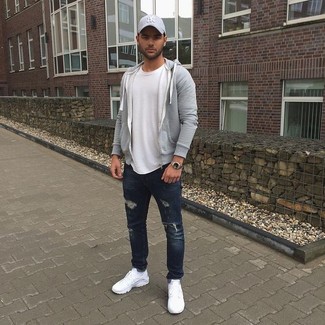 Wie weißes T-Shirt mit einem Rundhalsausschnitt mit weißer Sportschuhe zu kombinieren – 548+ Herren Outfits