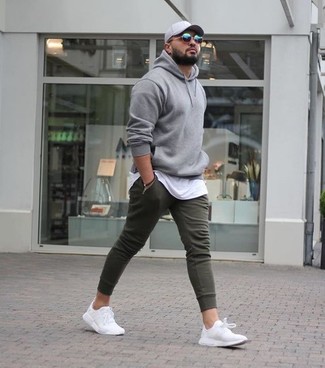 Wie weißes T-Shirt mit einem Rundhalsausschnitt mit weißer Sportschuhe zu kombinieren – 548+ Herren Outfits