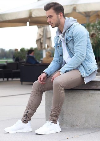 Wie weißes T-Shirt mit einem Rundhalsausschnitt mit weißer Sportschuhe zu kombinieren – 548+ Herren Outfits