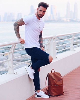 Wie weißes T-Shirt mit einem Rundhalsausschnitt mit weißer Sportschuhe zu kombinieren – 548+ Herren Outfits