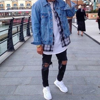 Wie weißes T-Shirt mit einem Rundhalsausschnitt mit weißer Sportschuhe zu kombinieren – 548+ Herren Outfits